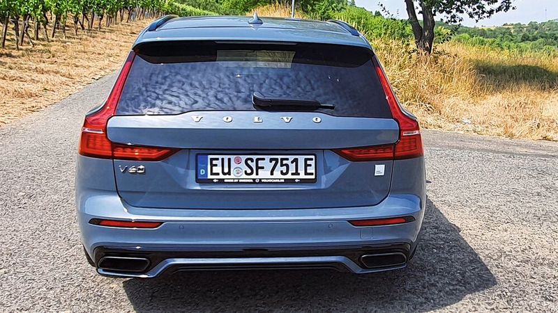 Defenitiv eigenständig in Sachen Design ist auch das Heck des V60. Besonderes Bonbon der Polestar-Version sind schwarz verchromte, trapezförmige Auspuffendrohre. (Bild: Mauritz / »kfz-betrieb« )