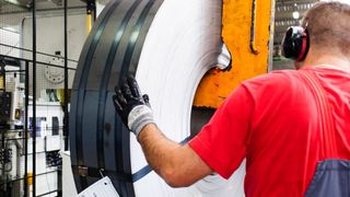 Das Vormaterial von Thyssenkrupp: 6000 t Stahl pro Jahr verarbeitet die Firma Jäkel aus Diemelstadt, einer der führenden Hersteller für Qualitäts-Maschinenmesser, davon, und fertigt daraus rund 2,8 Mio. Teile für die Landtechnik.

 (Jäkel/ J. Unkel)