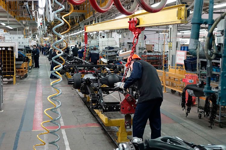 Der Automatisierungsgrad ist ebenfalls geringer. Das Drehen des teilmontierten Rahmens etwa, ... (Foto: Thomas Günnel)