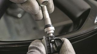 Bei jedem Reifenwechsel sollten die RDKS-Verschleißteile gewechselt werden. (Schrader)