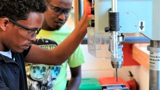 Die Blue Card ermöglicht Einwanderern jetzt seit 10 Jahren eine Perspektive in Deutschland. Leider scheint diese Option für Fachkräfte aus dem Ausland nicht attraktiv genug. Das kann fatale Folgen haben, fürchtet der Bundesverband Der Mittelstand (BVMW) e. V. (Bild: P. Allicante)