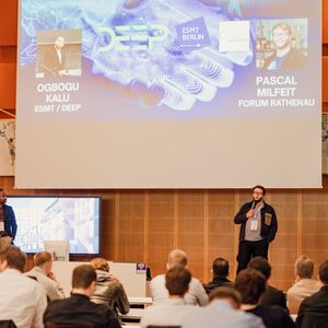 Ogbogu Kalu, European School of Management and Technology (ESMT) / DEEP, (links) und Pascal Milfeit, Forum Rathenau, bei „Scale New Chemistry“ im März in Berlin.(Bild:  Ana Torres/ Forum Rathenau e.V.)