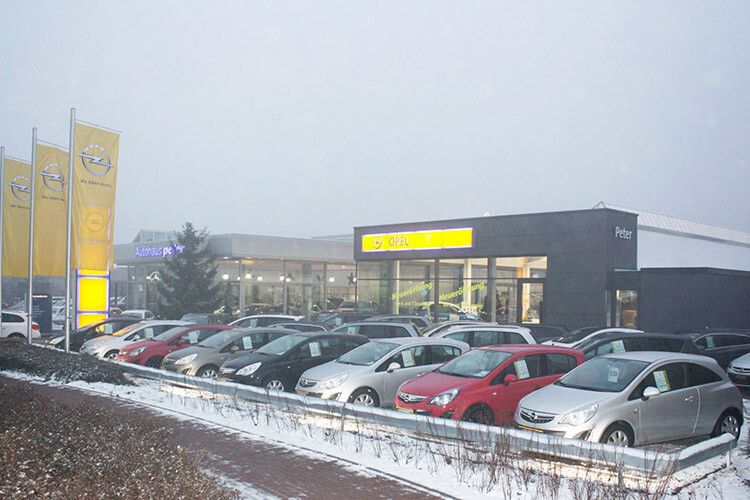 Opel und Mercedes Seite an Seite – die Marke mit dem Stern vertritt Peter in Sondershausen bereits seit 1993. (Foto: Autohaus Peter)