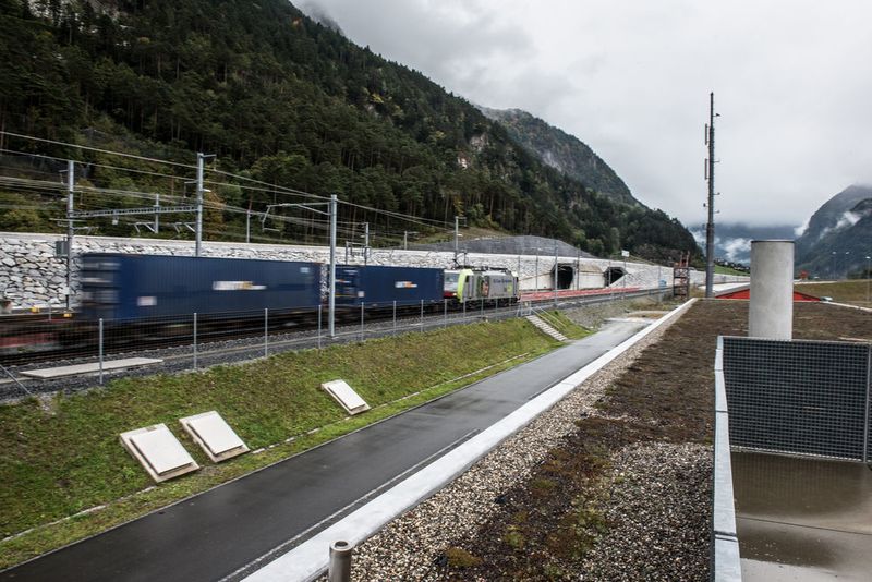 Nach über 20 Jahren Planungs- und Bauzeit wird in der Schweiz die Fertigstellung des Gotthard-Basistunnels gefeiert – der längste Eisenbahntunnels der Welt. Jede Menge Technik sorgt für einen reibungslosen Schienenverkehr. So wird beispielsweise Messtechnik von Endress + Hauser für die Tunnel-Entwässerung eingesetzt. (AlpTransit Gotthard AG)