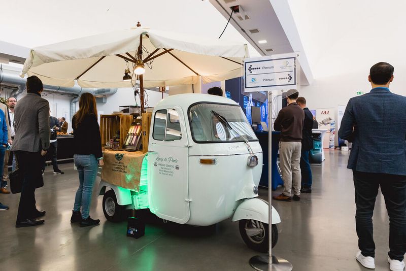 Konstruktion meets Produktion: Während der Pausen fand in der gemeinsamen Ausstellung der beiden Foren reger Austausch statt.  (Bild: Stefan Bausewein/VCG)