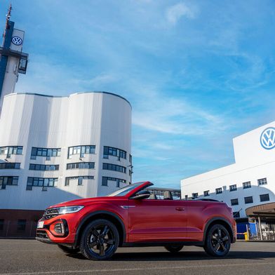 Naht Rettung? Das VW-Werk in Osnabrück erlebt schwierige Zeiten, denn die Pkw-Produktion läuft bald aus. Es droht das Aus, wenn keine Alternativen zur weiteren Produktion aufgetan werden. Niedersachsen will aber Schließungen vermeiden und sich gegebenenfalls am Werk beteiligen ... (Bild: Volkswagen)