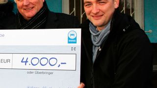 Spende für Jugendclub: Rainer Schlorf (li.; Präsident Kfz-Gewerbe Mecklenburg-Vorpommern) und Christian Grüschow (Bürgermeister der Stadt Bützow). (Foto: Brehm)