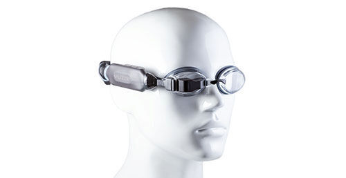 Augmented Reality im kühlen Nass? Diese Aufgabe hat jetzt AR/VR-Spezialist Vuzix gelöst. Die „Smart Swim“ ist die weltweit erste voll ausgestattete AR-Smart-Swim-Trainingsbrille auf dem Consumerrmarkt. Technologisch gesehen, handelt sich um ein Head-up-Display für Schwimmer, das den Trainingsstatus und Informationen in Echtzeit während des ununterbrochenen Schwimmens anzeigt und über beiden Augen getragen werden kann. (Vuzix)
