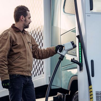 Der deutsche Staat darf den Ausbau von Lkw-Schnellladepunkten an Autobahnen fördern. (Bild: Volvo Trucks)