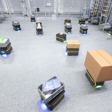 Die skalierbare FastBots Solution ist für flexible Übergaben und dynamische Materialflüsse in unterschiedlichen Lagerumgebungen ausgelegt. (Bild: KNUD DOBBERKE)