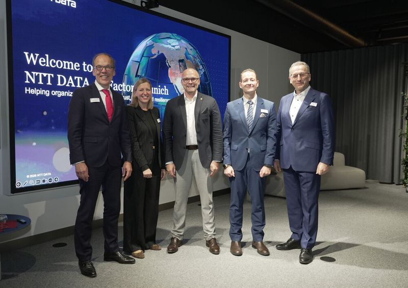 Vertreter von NTT Data und der Bayerische Staatsminister für Digitales: (V. l.) Michael Seiger, Anne-Sophie Lotgering, Dr. Fabian Mehring, Graham Clarke und Günter Eggers begrüßen Kunden, Partner und Medienvertreter zur Eröffnung der NTT Data AI Factory. (Bild: NTT DATA)