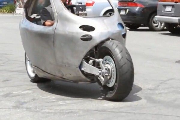 Das C1 von Lit Motors: zwei Gyroskope sorgen dafür, dass der elektrische Zweiradkabinenroller nicht umfallen kann - auch nicht bei einem Unfall (Bild: Lit Motors)