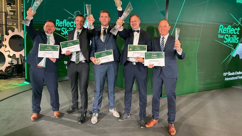 Die erfolgreichen Teilnehmer aus Deutschland freuen sich über das Ergebnis bei der Skoda-Challenge.(Bild:  Skoda Auto Deutschland)