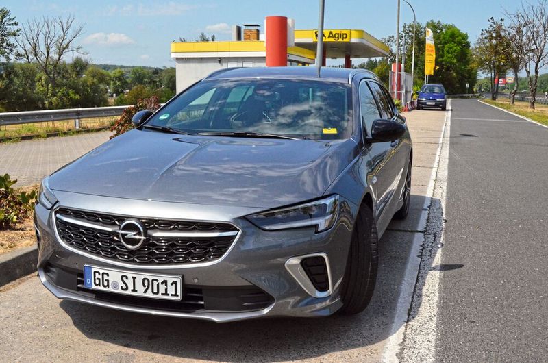 Den gelifteten Insigina erkennt man am angepassten Grill. (Bild: Rehberg / »kfz-betrieb«)