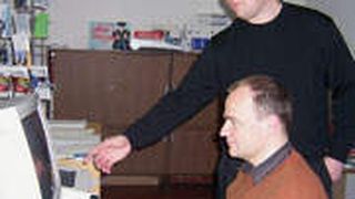 Alexander Merkle, geschäftsführender Gesellschafter von Econary (hinten), löst die IT-Probleme von Markus Höß, Geschäftsführer des gleichnamigen Autohauses in Dinkelscherben. (Archiv: Vogel Business Media)