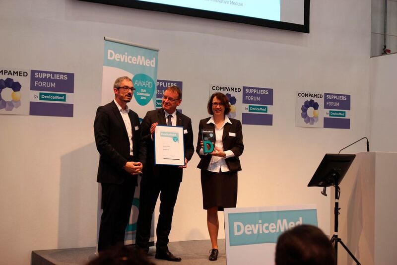 Den ersten Devicemed Award in der Kategorie „Pioneer“ nehmen Jörg Warrelmann und Karen Holst entgegen. (Schäfer / Devicemed)