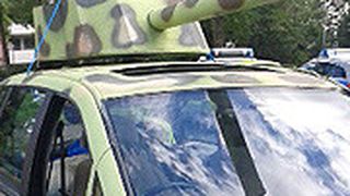 Schrecken der Autobahn: Ein Brite ist mit einem zum Panzer getunten Ford Galaxy über Deutschlands Straßen gefahren. (Foto: Polizeipräsidium Südhessen)