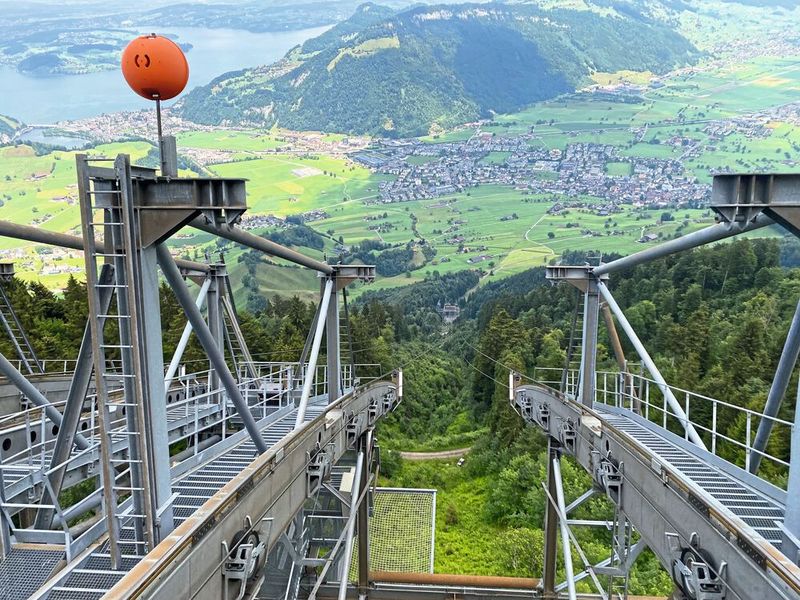 Blick vom Cabrio-Deck: Die Fahrgast-Kabine fährt zwischen den Stützen durch. (Bild: Anne Richter, SMM)