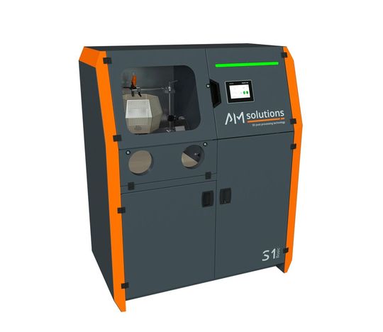 Vor Kurzem feierte sie Weltpremiere! Die S1 Basic von AM Solutions. Bei ihr handelt es sich um die erste kompakte Strahlanlage für das automatisierte Reinigen und für die Oberflächenbearbeitung von 3D-gedruckten Polymerbauteilen im industriellen Einstiegssegment. (Bild:  Rösler Oberflächentechnik)