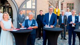 Vertreter der Metrolpolregion Rhein-Neckar sowie des Landkreises Bergstraße bei der Unterzeichnung der Kooperationsvereinbarung: (v. l.) Dr. Christine Brockmann, Philipp Otto Vock, Patrick Burghardt, Christian Engelhardt, Stefan Dallinger, Ralph Schlusche  (MRN GmbH/Schwerdt)