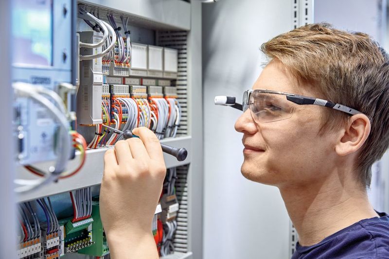 Smart glasses enable the maintenance engineer to bring additional information, for example maintenance instructions, into the field of view.  (Phoenix Contact)