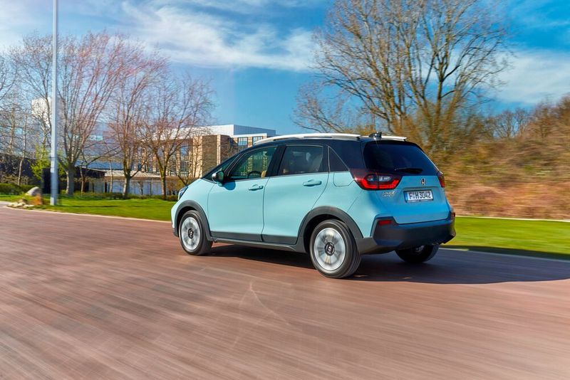 Der Crosstar (ab 26.250 Euro) fährt ausschließlich in der Topversion vor und hat neben den markanteren Anbauteilen noch eine Dachreling, wasserabweisende Sitze und eine leicht erhöhte Bodenfreiheit. (Bild: Honda)