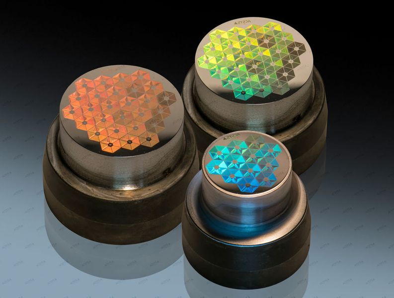 Lasersysteme von Acsys gravieren Metall so fein, dass die Lichtwellenlängen in der gravierten Struktur gebrochen reflektiert werden und unterschiedliche Farben widerspiegeln. Das erschließt neue Anwendungsfelder. (Bild: Acsys)