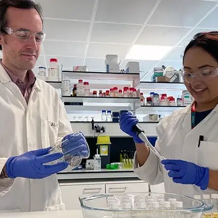 Wissenschaftler des King's College London haben eine innovative Lösung für das Recycling von Einweg-Biokunststoffen entwickelt, die häufig in Einwegartikeln wie Kaffeebechern und Lebensmittelbehältern verwendet werden.(Bild:  King's College)