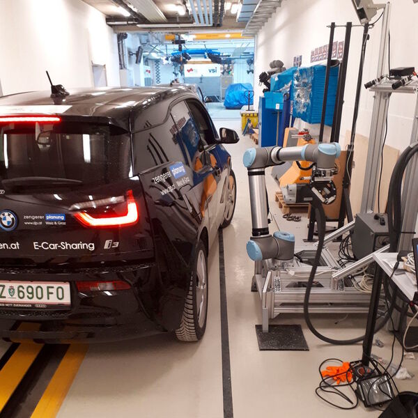 Das robotergesteuerte CCS-Schnellladesystems für E-Fahrzeuge ermöglicht erstmals auch das serielle Laden von Fahrzeugen in unterschiedlichen Parkpositionen. (TU Graz)