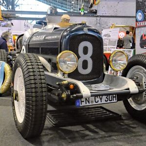 Ein Gang durch die Ausstellung zeigt historische Rennwagen, einst gefahren von mutigen Piloten.(Bild:  Zietz – »kfz-betrieb«)