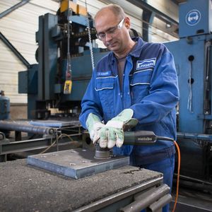 Bei der österreichischen Unger Steel Group sind die kompakten Kantenfräsen von Metabo mehrere Stunden pro Tag im Dauereinsatz.