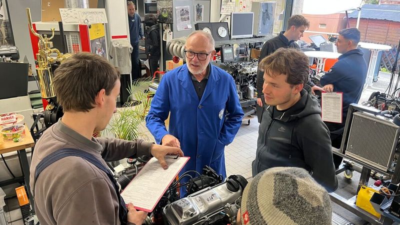 Schaute immer wieder vorbei: Wilhelm Supper, im blauen Handwerkskittel, von der Kfz-Innung Stuttgart. Er engagiert sich seit vielen Jahren erfolgreich im und für das Bewahren und Weitergeben automobilhistorischen Wissens. In ihm fand Reinhold Bopp einen tatkräftigen Unterstützer des ZET. (Bild: Bopp/Kern)