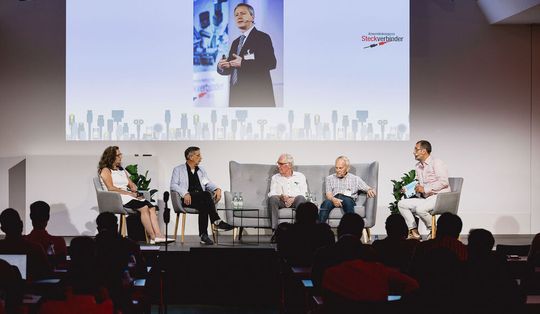 Podiumsdiskussen 20 Jahre Steckverbinderkongress: Begebenheiten und Interessantes von den Anfängen bis heute. v.l.n.r.: Kristin Rinortner, Dr. Helmut Katzier, Herbert Endres, Hermann Strass, Bernd Meidel.(Bild:  Stefan Bausewein)