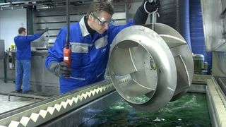 Bild 1: In einem autokatalytischen Verfahren wird eine Dispersionsschicht auf Chemisch-Nickel-Basis mit PFA-Partikln auf ein Turbinenrad aufgebracht. (Archiv: Vogel Business Media)