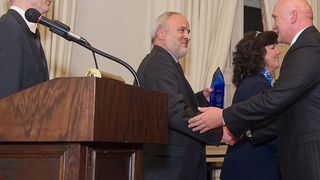 Rüdiger Flick aus Worms (Westfalen AG; rechts) nimmt den „Customer Satisfaction Leadership Award“ von Carolyn Woznicki, Michel Alboort und Ludger Nientiedt (Johnson Controls Building Efficiency; von rechts) entgegen. (Foto: Johnson Controls Building Efficiency)