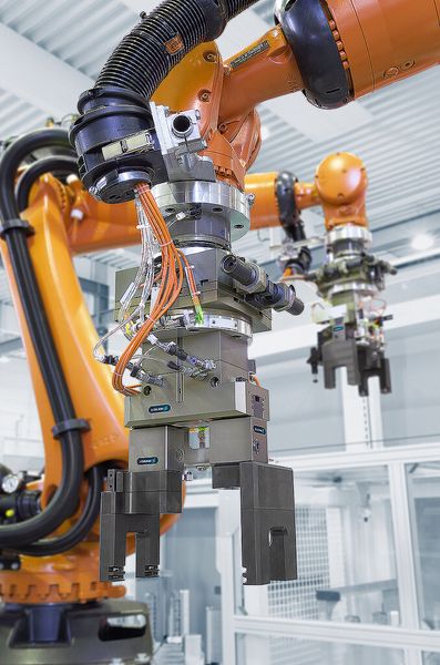 Bild 3: Mithilfe des Backenschnellwechselsystems können die Greifer in Sekundenschnelle auf eine neue Teilegeometrie umgerüstet werden. (Bild: Schunk)