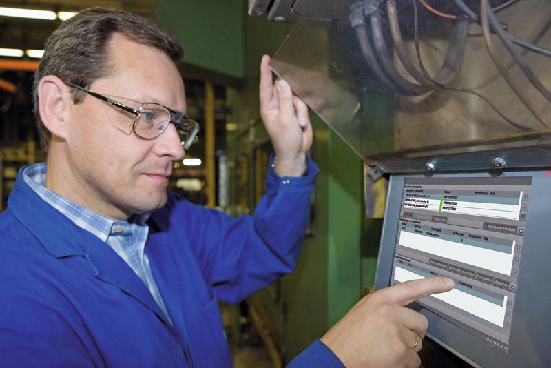 Datenerfassung in der Metallverarbeitung braucht einfache Dialoge und robuste Industrie-PC. (Bild: Stefan Weindl)