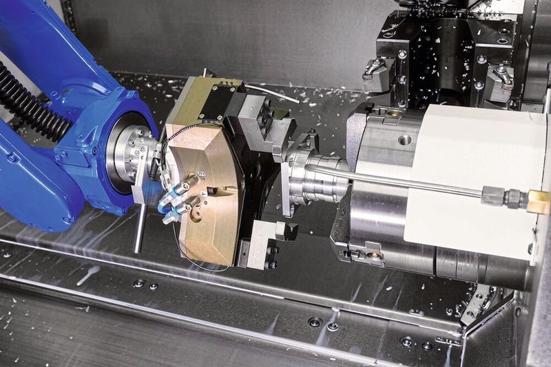 Nach der Drehbearbeitung entnimmt der Roboter das Bauteil von der Gegenspindel.  (Bild: Yaskawa)