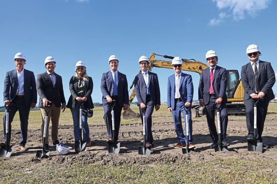 Mit der am Sarasota Bradenton International Airport (KSRQ) abgehaltenen Spatenstichfeier haben Führungskräfte von Pilatus gemeinsam mit Vertretern der regionalen Behörden und Organisationen den offiziellen Baubeginn eines neuen hochmodernen Vertriebs-, Service und Produktionsgebäudes gefeiert.(Bild:  Pilatus)