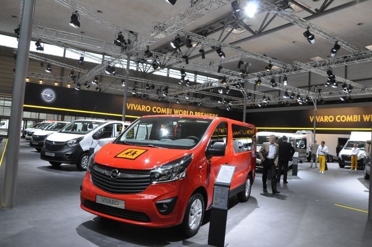 Vor allem die neue Generation des Modells Vivaro – hier im Vordergrund als Schulbus-Variante – soll den Absatz der Sparte in diesem Jahr anschieben. (Foto: Richter)