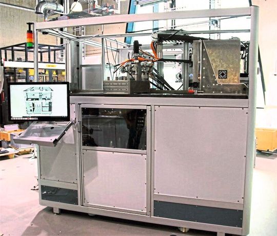 Bild 2: Das ist das 3D-Drucksystem, das am Fraunhofer-Zentrum für Hochtemperatur-Leichtbau HTL entworfen und konstruiert wurde. Es nutzt das neuartige FFS-Verfahren (Free Flow Structuring) für die Additive Fertigung von Keramikkomponenten. Es druckt auf einer Fläche von 350 Millimenter × 500 Millimeter.(Bild:  Fraunhofer-ISC)