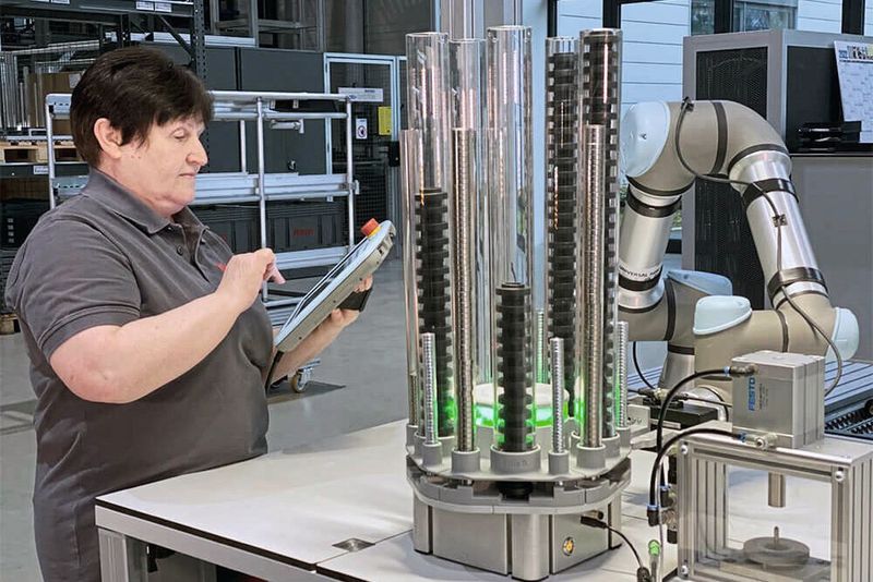 Cobots können nicht einfach an der Produktionslinie abgestellt werden. Sie brauchen eine auf sie zugeschnittene Peripherie. Und vor allem müssen alle Sicherheitsanforderungen zum Schutz von Mitarbeitenden erfüllt sein.  (Bild: Item)