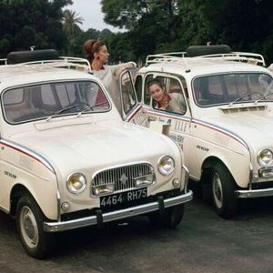 Neben der späteren Journalistin und Filmproduzentin Michèle Ray ließen sich Éliane Lucotte, Betty Gérard und Martine Libersart vor 55 Jahren auf die abenteuerliche Fahrt ein.(Bild:  Renault)