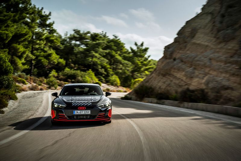 Mit einem Preis von rund 138.000 Euro wird der Audi RS e-Tron GT einen Respektsabstand von über 10.000 Euro zum Porsche Taycan Turbo einhalten.  (Bild: Audi)