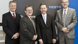 V.l.n.r.: Dr. Eberhard Veit (Vorstandschef Festo), Siegfried Pietrass (Gewerbliche Schule Göppingen), Dr. Stefan Hansch (Emco) und Dr. Theodor Niehaus ( Festo Didactic).  (Bild: Festo)