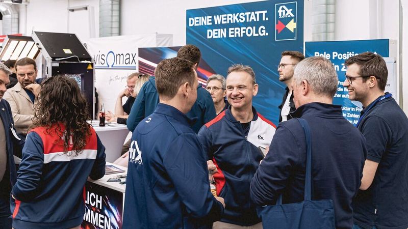 Kommunikation mit Teilnehmern am Stand von Fix Auto, neben der Messe Automechanika, dem Rückverformungswerkzeug-Anbieter Carbon, der Prüforganisation Dekra, dem Reparaturlack-Hersteller PPG und der Rechtsanwaltskanzlei Voigt einer der sogenannten Business Partner Platin der WKST 2026. (Bild: Stefan Bausewein)