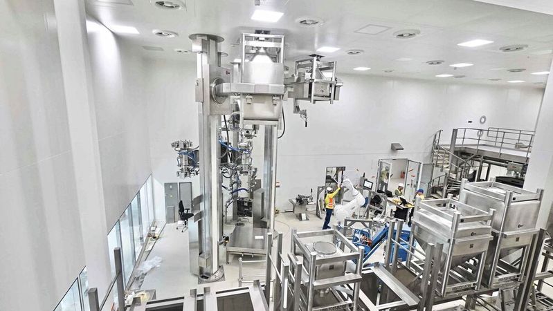 A look into Bayer's new tablet production, Solida 1, during construction: The robots and lift columns for material handling are being installed.(Source:  Bayer)