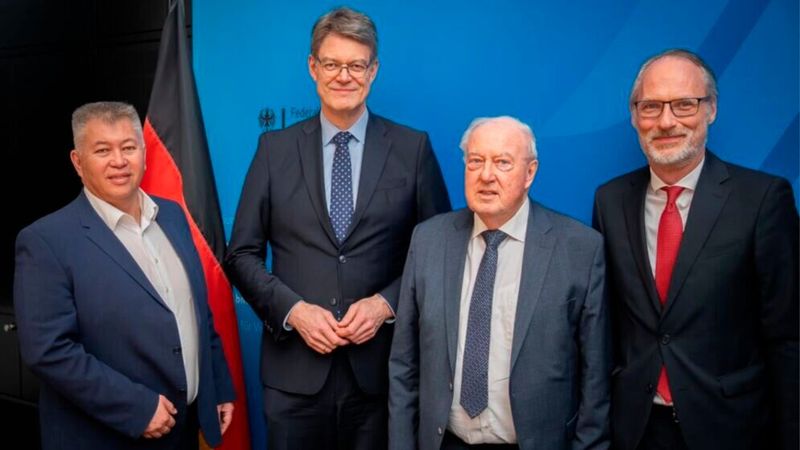 Das Kfz-Gewerbe RLP zu Gast im Ministerium für Digitales und Verkehr, v. l.: Jeffrey Kilian, Patrick Schnieder, Hans Werner Norren und Jens Bleutge.(Bild:  Sebastian Woithe/BMV)