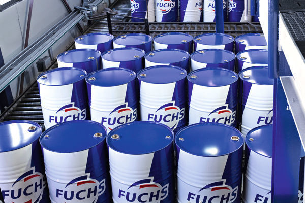 Von den neuen Theorien ausgehend gelang es der Fuchs Wisura GmbH, eine neue Generation von Feinschneidölen zu konzipieren, frei von Chlorparaffinen und klassischen Schwefeladditiven. (Fuchs Wisura)