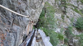 Wasserversorgung mit Tradition: die Suone Gorperi im Baltschiedertal, heute ein Wanderweg. (Bild: German Walther, Gemeinde Baltschieder)